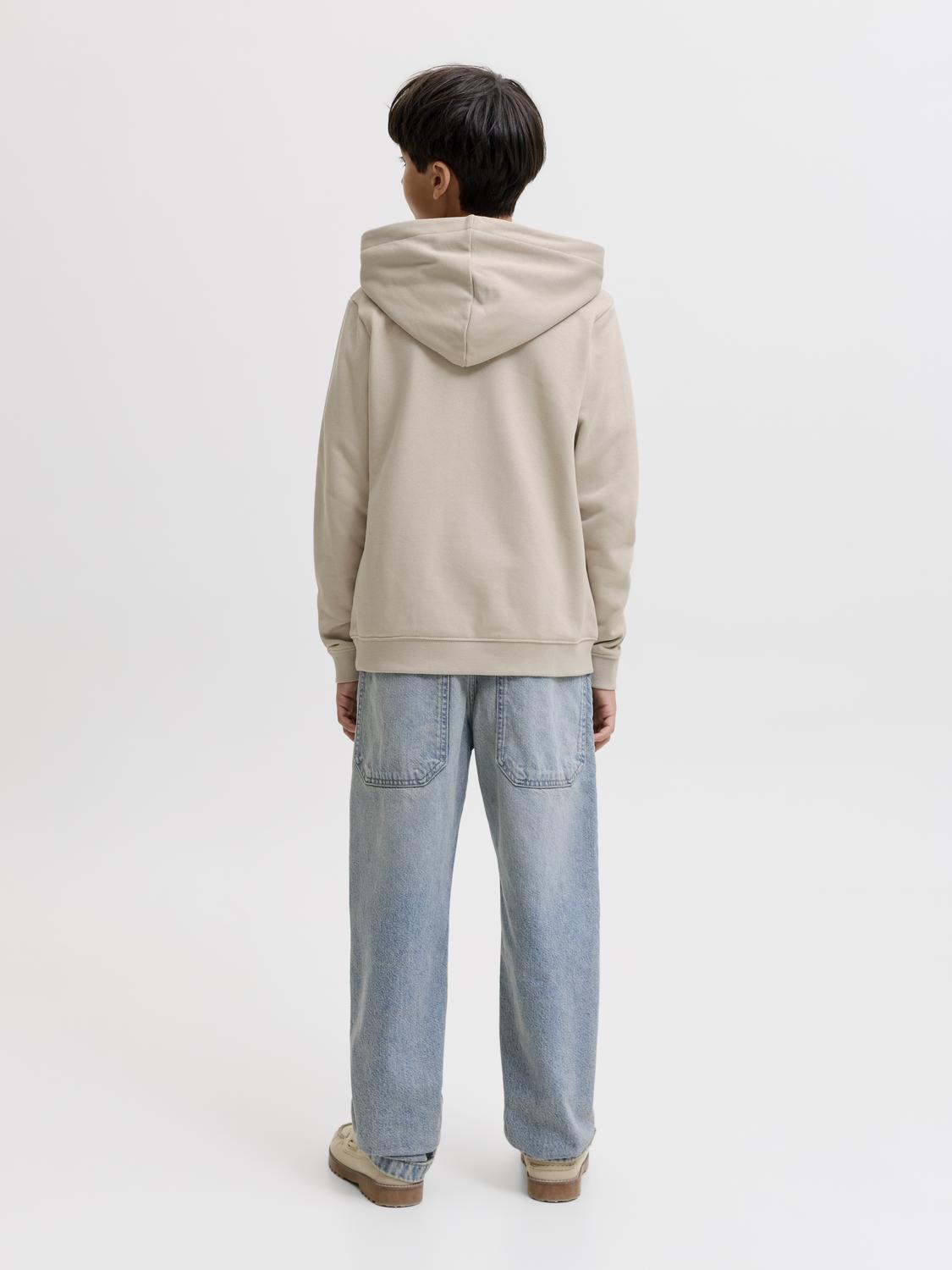 model_shot-back